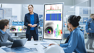 Formation et assistance expertes en surveillance du spectre Professionnels en réunion recevant une formation avec des visualisations de surveillance du spectre affichées à l’écran