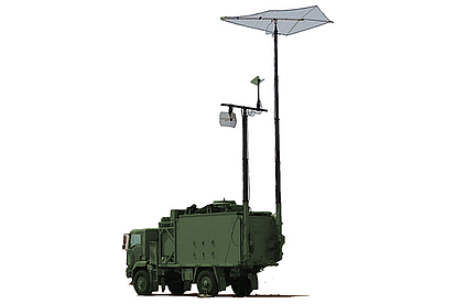 Véhicule de surveillance abrité avec mâts d’antenne déployés Véhicule abrité vert avec antennes télescopiques pour la surveillance du spectre en zones critiques ou isolées