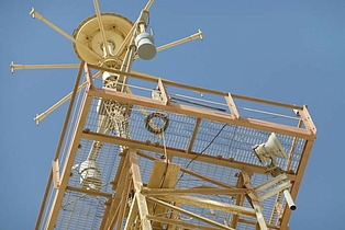 Installation d'antenne sur un mât fixe